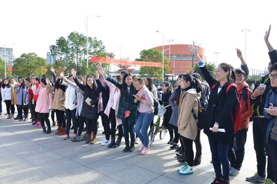 说明: E:\法学院重要获奖\照片素材\朱丹——教育部2022年度高校思想政治工作精品项目申报书\证明材料\15-10志愿服务活动现场:校园普法志愿服务活动现场.JPG