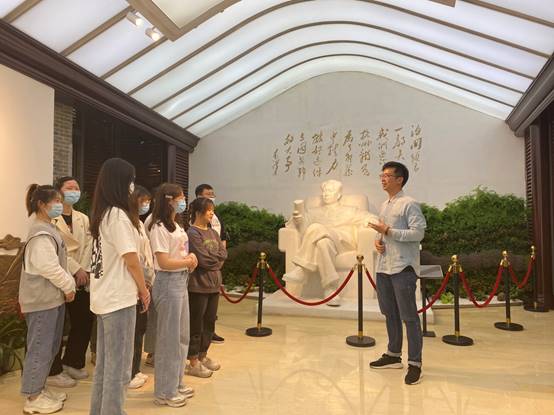 说明: E:\法学院重要获奖\照片素材\2、“法学+宪法”\五四宪法讲解.jpg