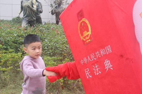 说明: E:\法学院重要获奖\照片素材\1、“保驾护航”普法宣传照片\2020年11月赴钱塘新区少年宫开展普法志愿服务活动现场.jpg